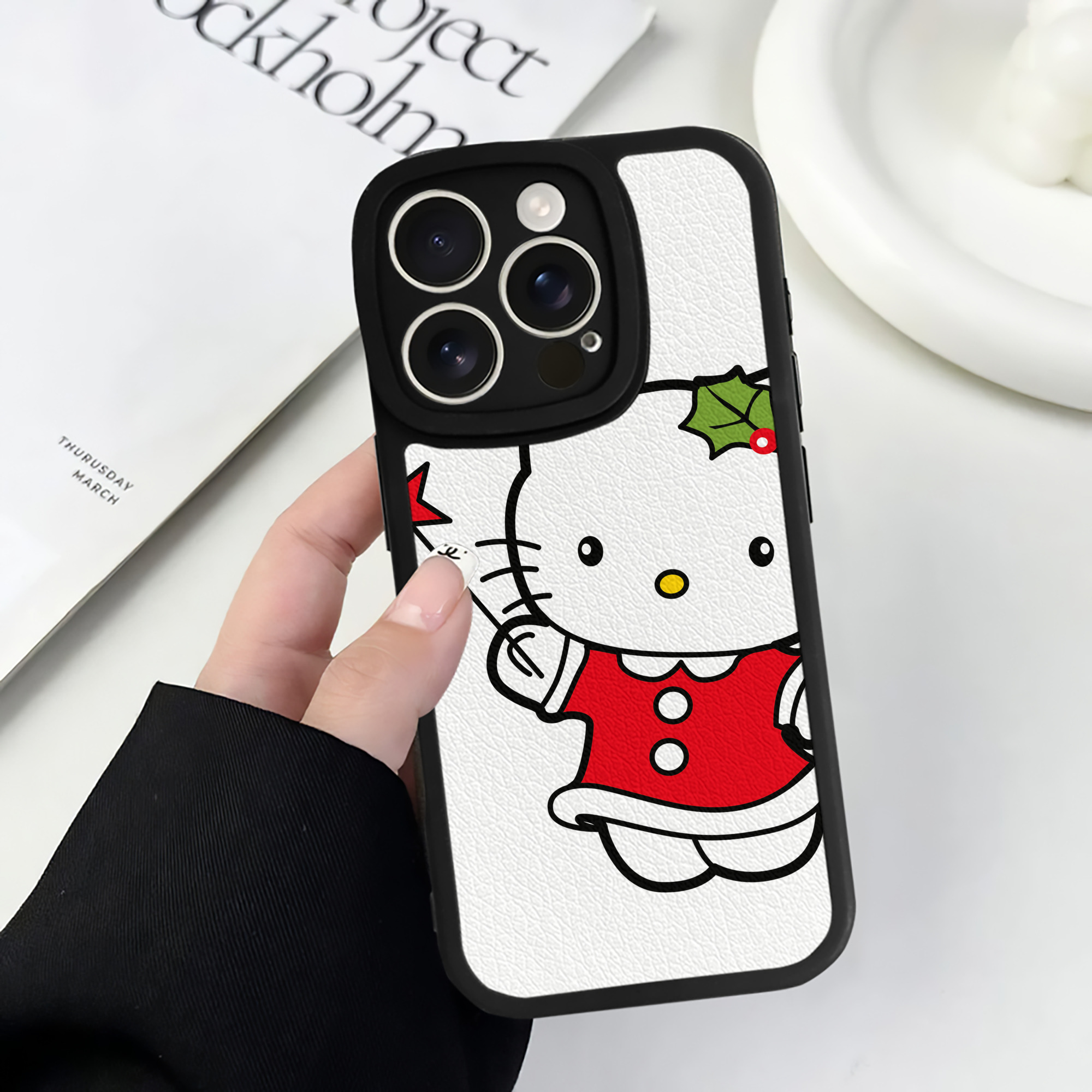 （画像用） Hello Kitty ハローキティ 【iPhone 16シリーズ対応】シリコンスマホケース（レザー調） 材質：シリコン